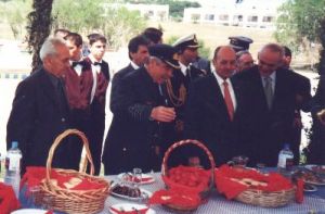 Ο Δημήτρης Λεβέντης με τον Πρόεδρο της Δημοκρατίας κ. Στεφανόπουλο και τον τότε υπουργό Άμυνας κ. Τσοχατζόπουλο σε στρατιωτική μονάδα της Σκύρου