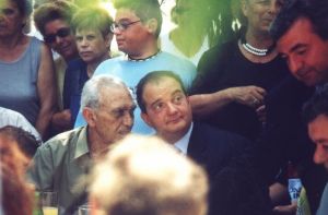 Με τον Πρόεδρο της Νέας Δημοκρατίας κ. Καραμανλή κατά τη διάρκεια επίσκεψης του στη Σκύρο μετά το σεισμό που έγινε εκεί τον Ιούλιο του 2001